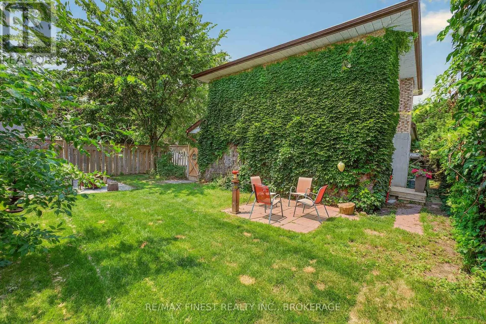 23 DIAMOND CRESCENT