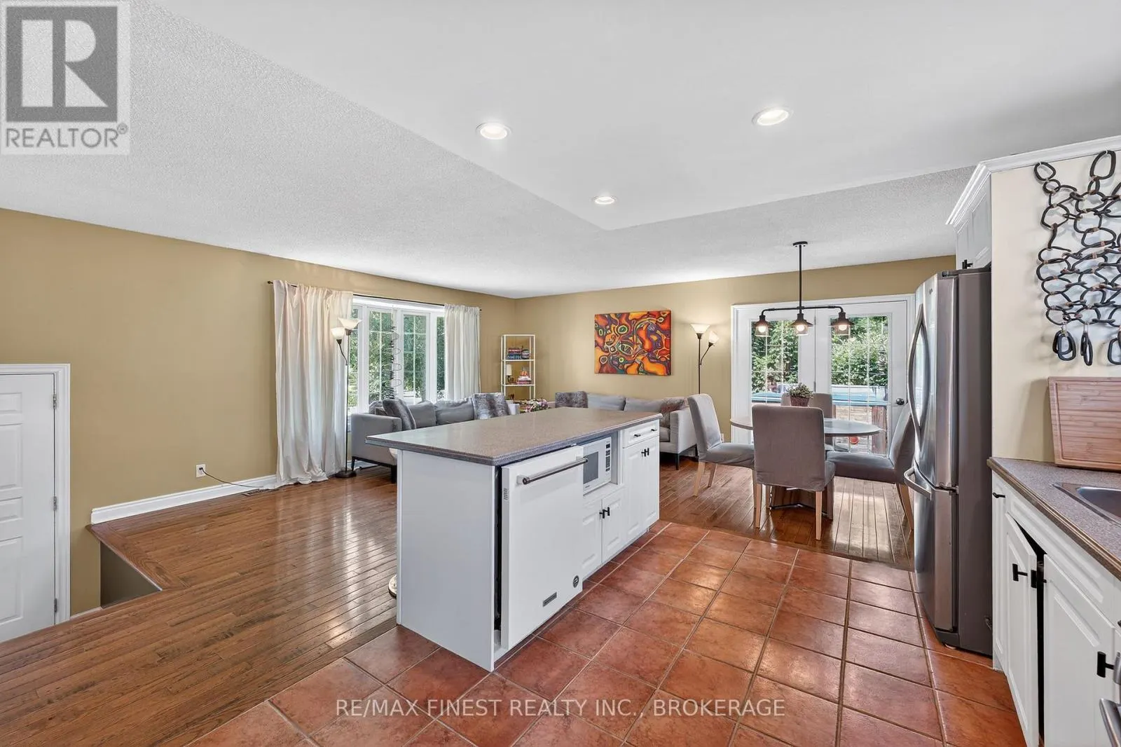 23 DIAMOND CRESCENT