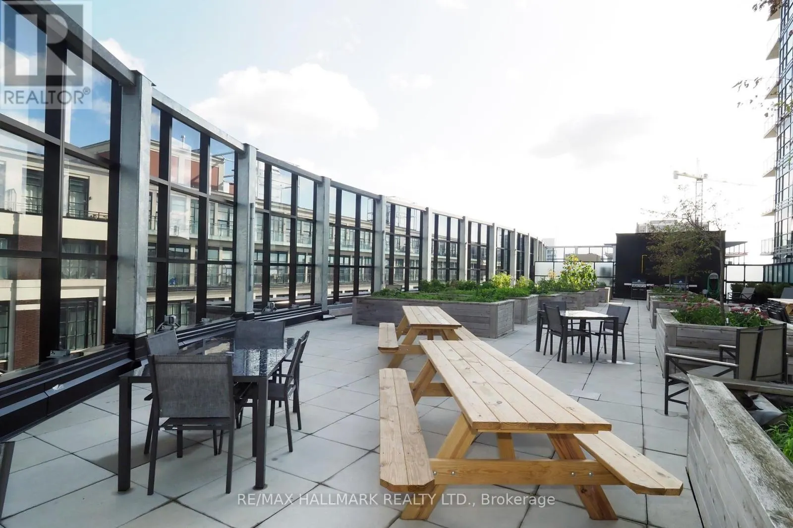 711 - 1 VICTORIA STREET S