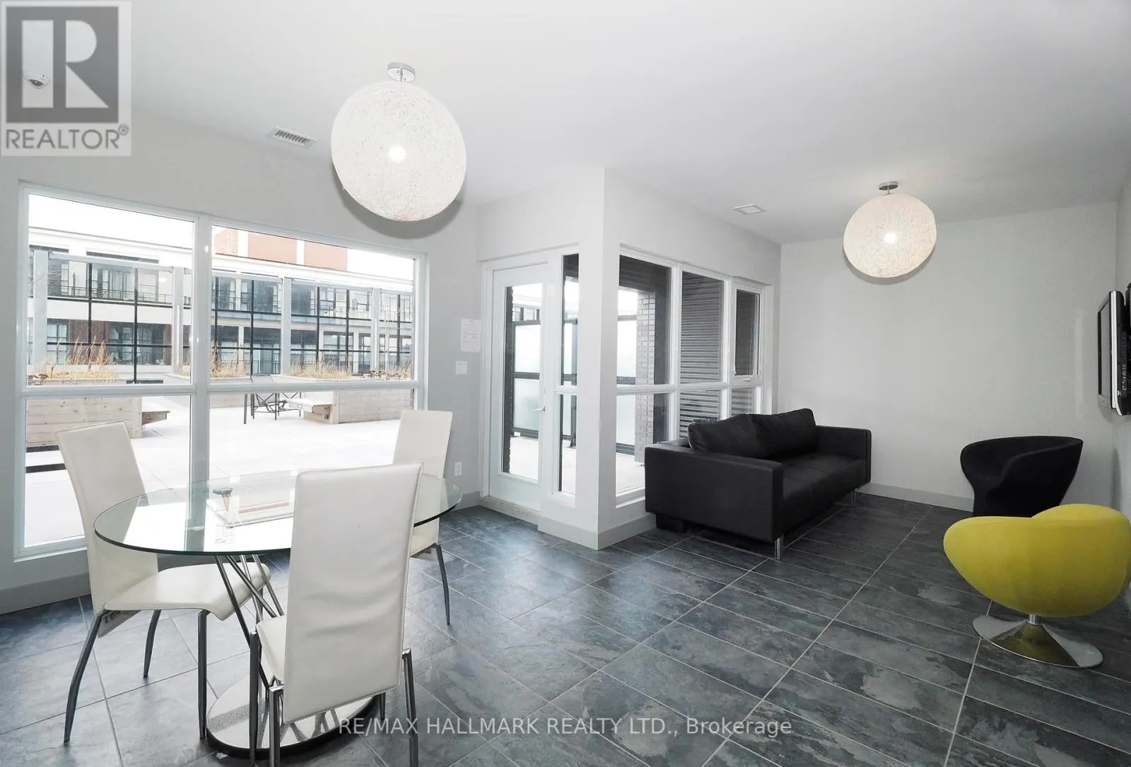 711 - 1 VICTORIA STREET S