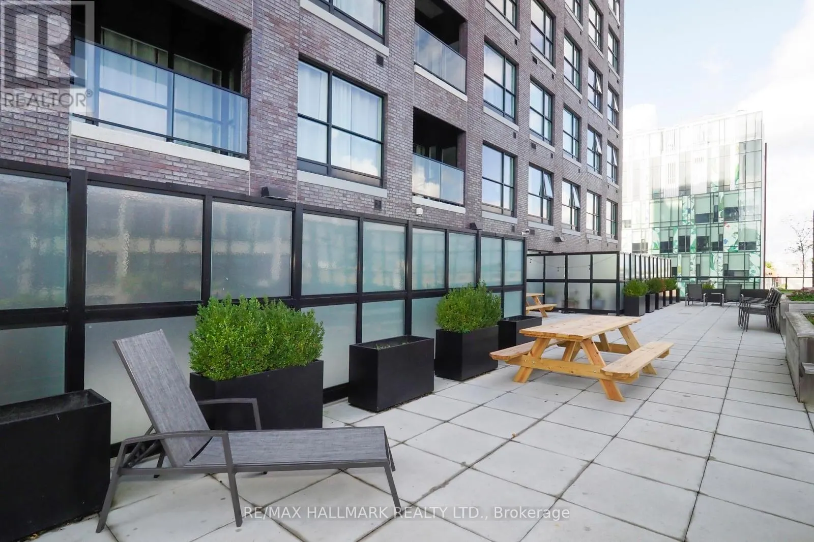 711 - 1 VICTORIA STREET S