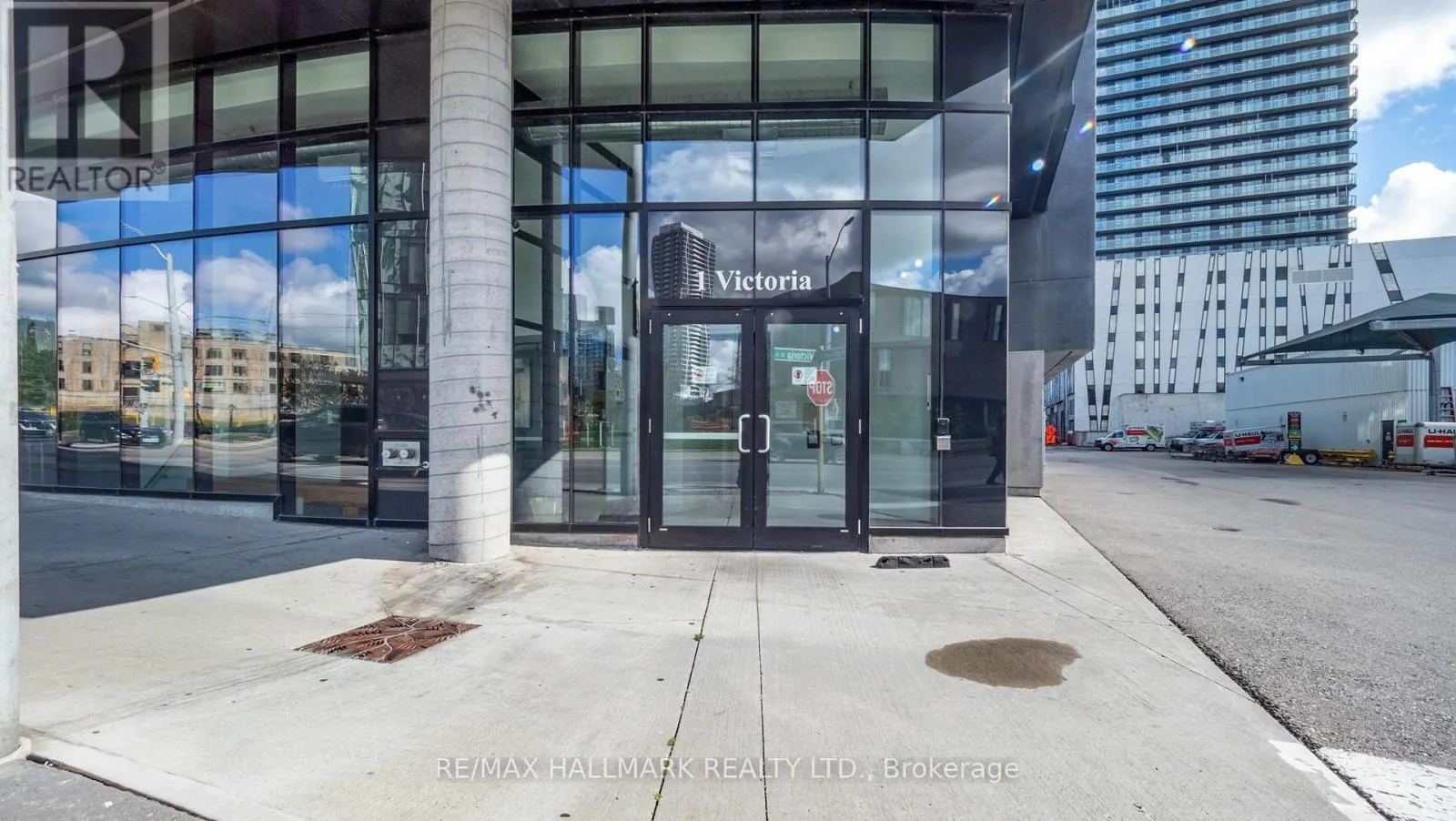 711 - 1 VICTORIA STREET S