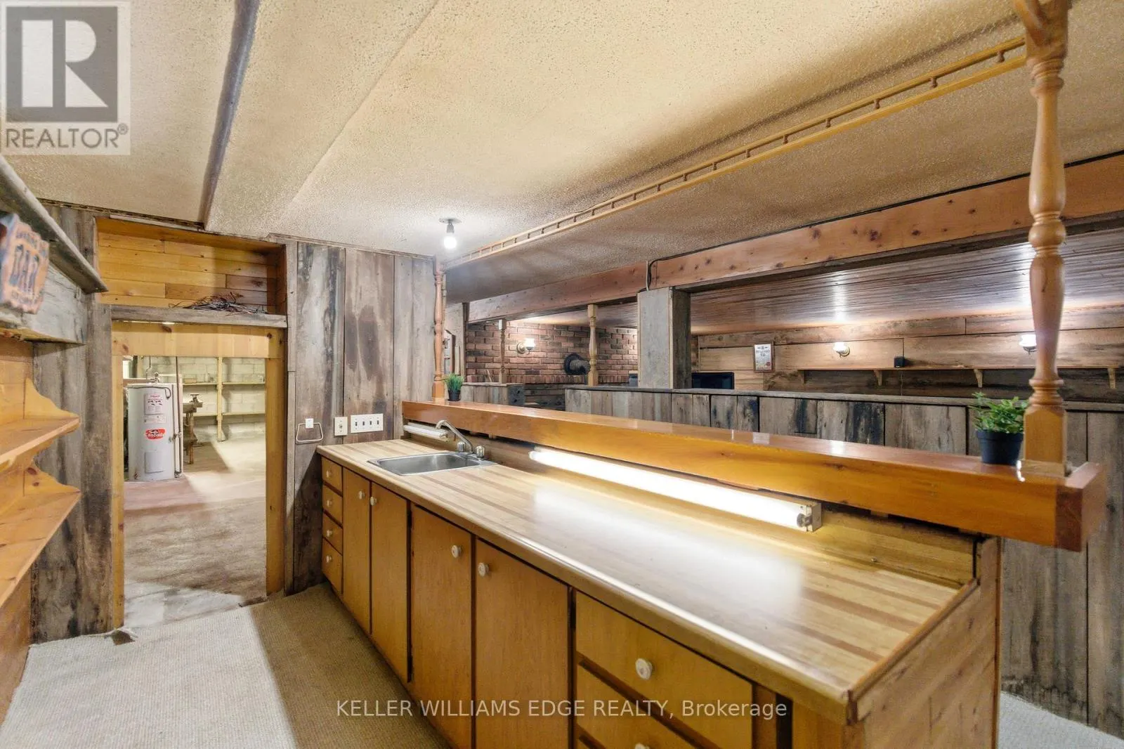 1043 SAFARI ROAD