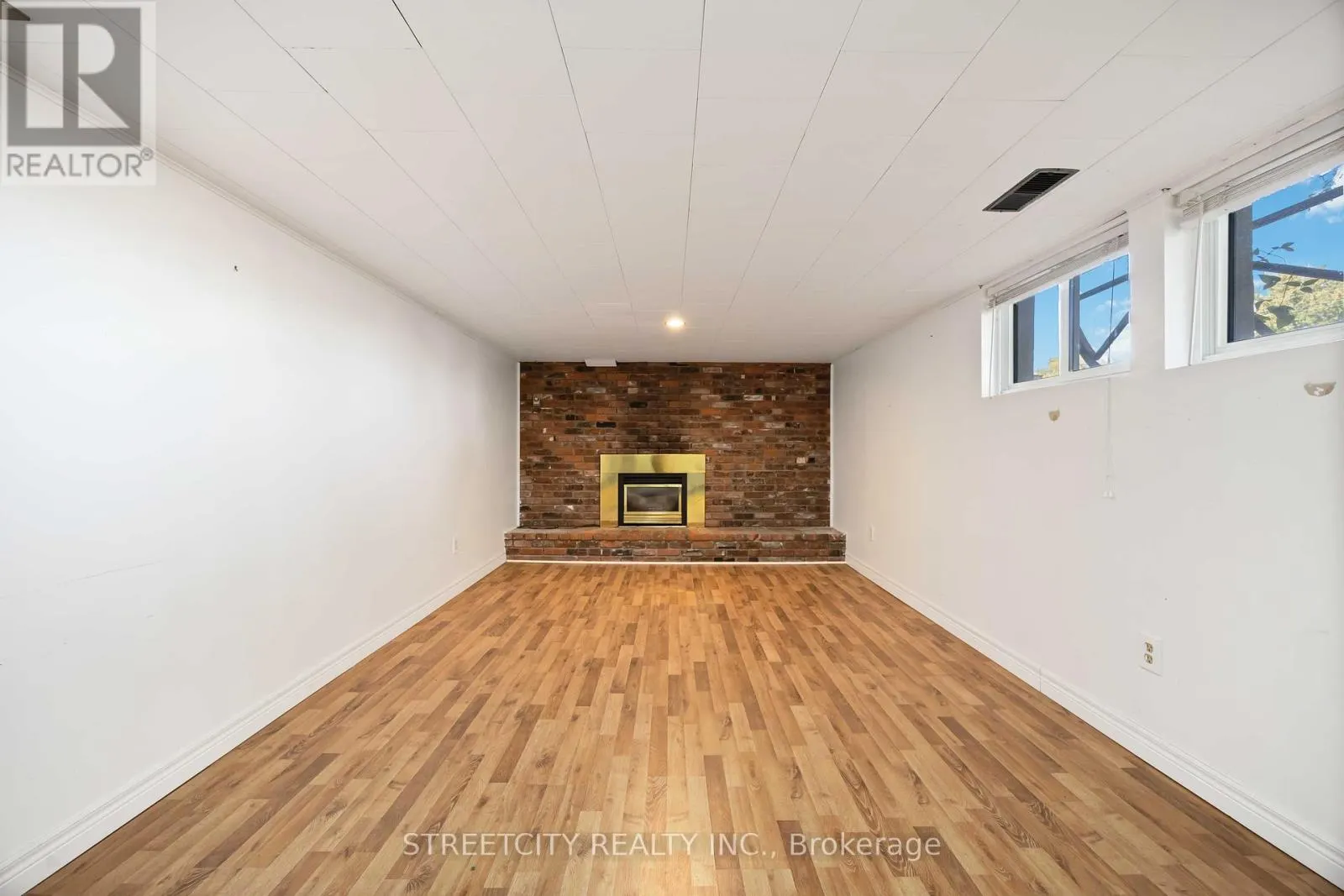 4767 ST. CLAIR PARKWAY