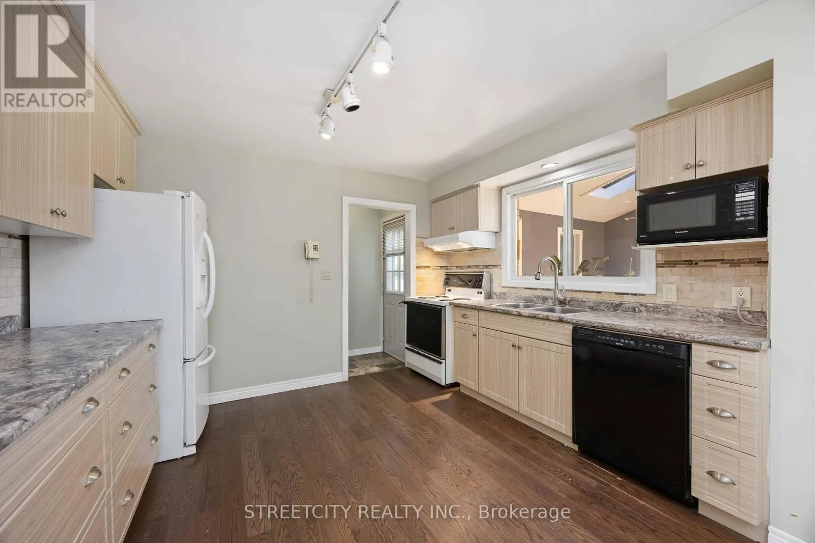 4767 ST. CLAIR PARKWAY