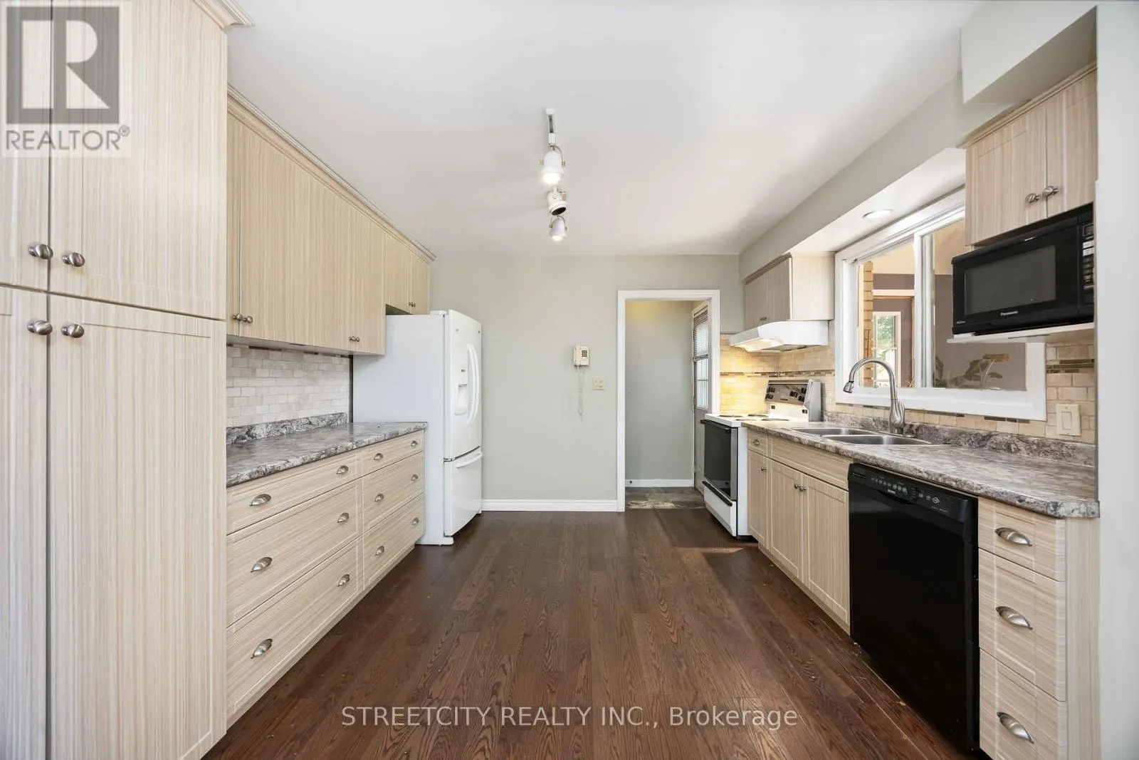 4767 ST. CLAIR PARKWAY