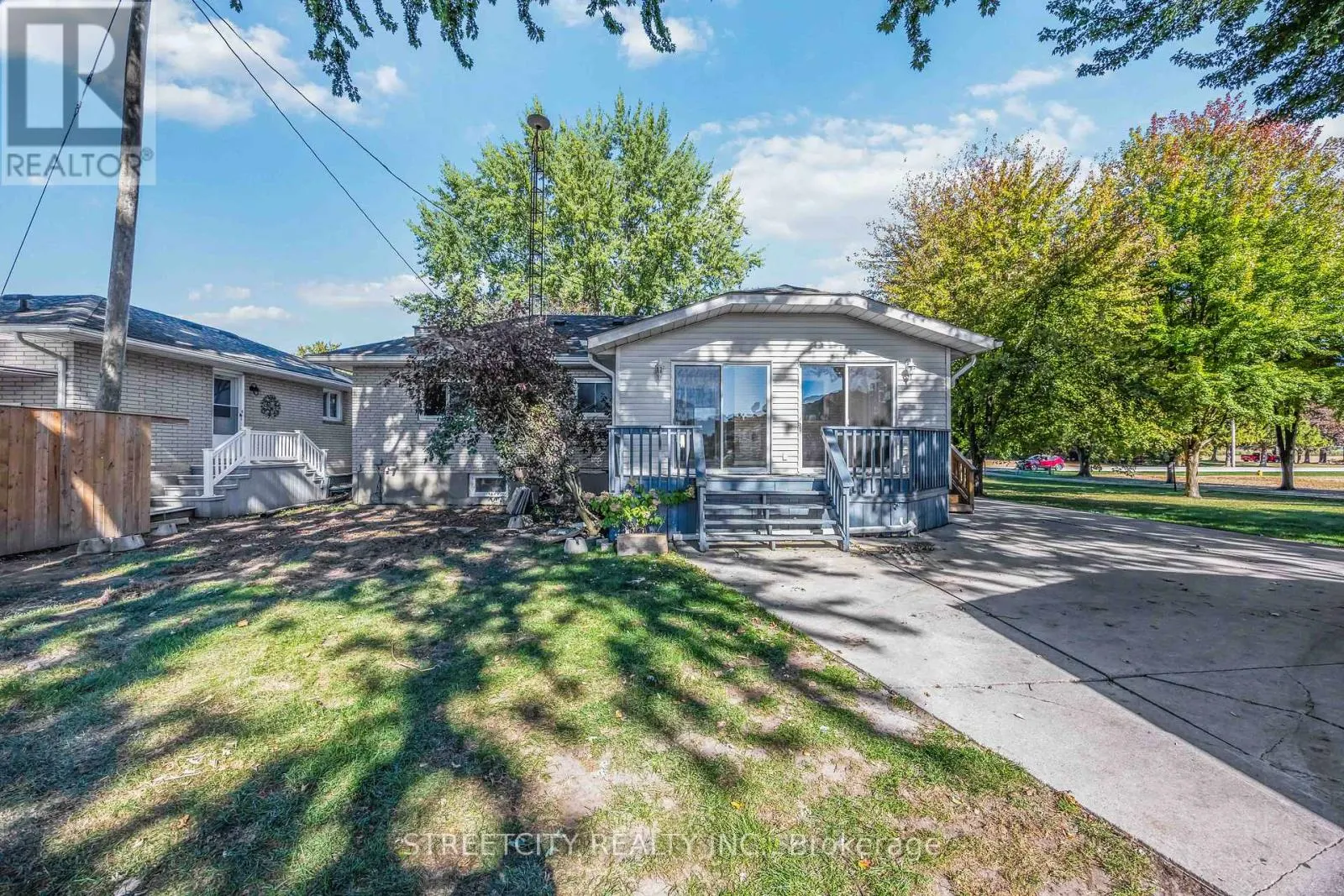 4767 ST. CLAIR PARKWAY