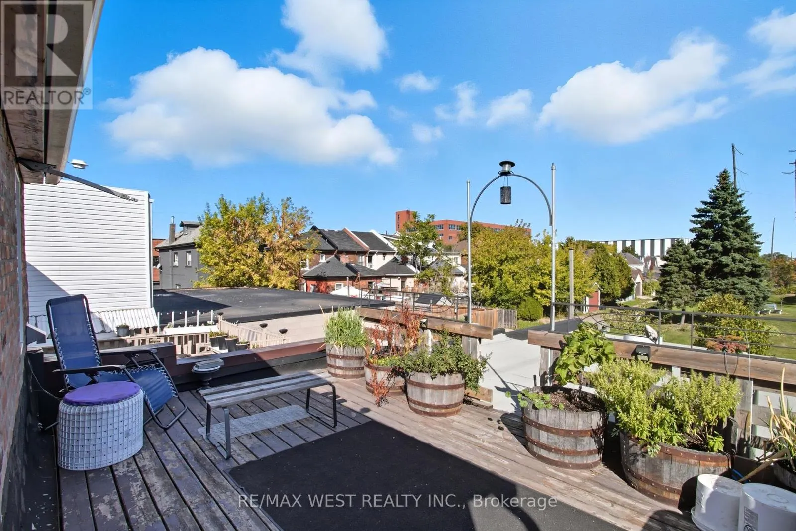 597 BARTON STREET E