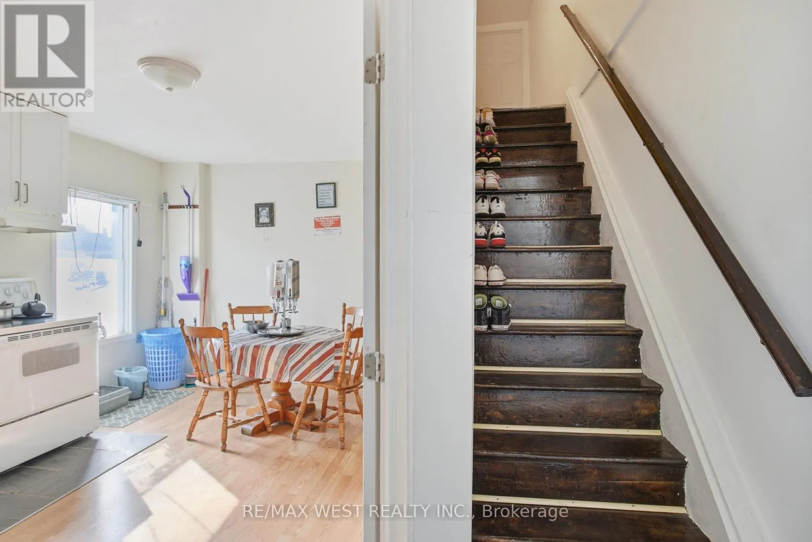 597 BARTON STREET E
