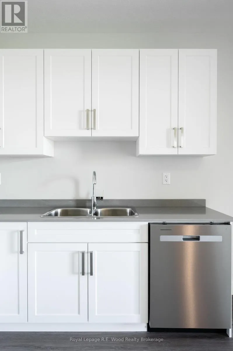 102 - 98 KING STREET, #102