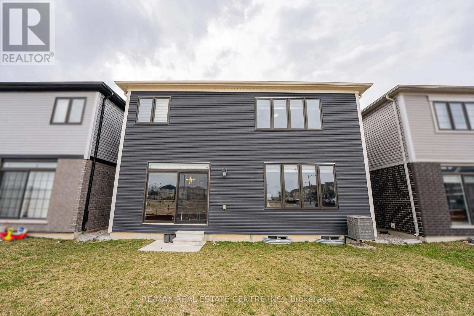 22 OAKTREE DRIVE
