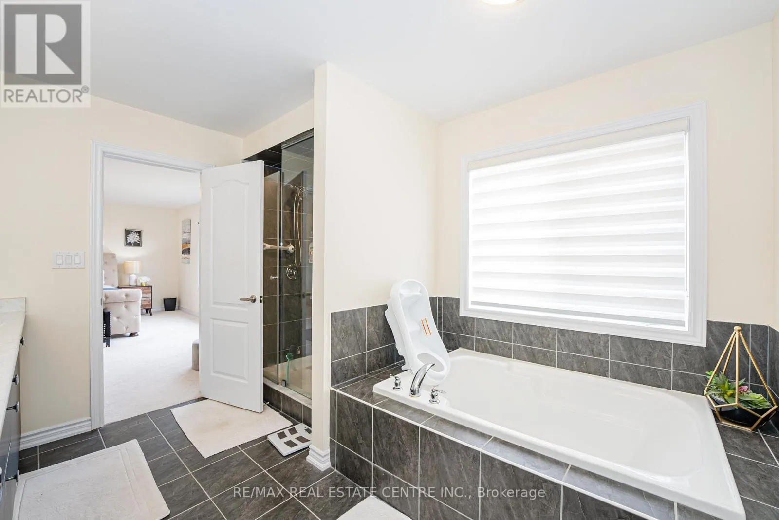 22 OAKTREE DRIVE