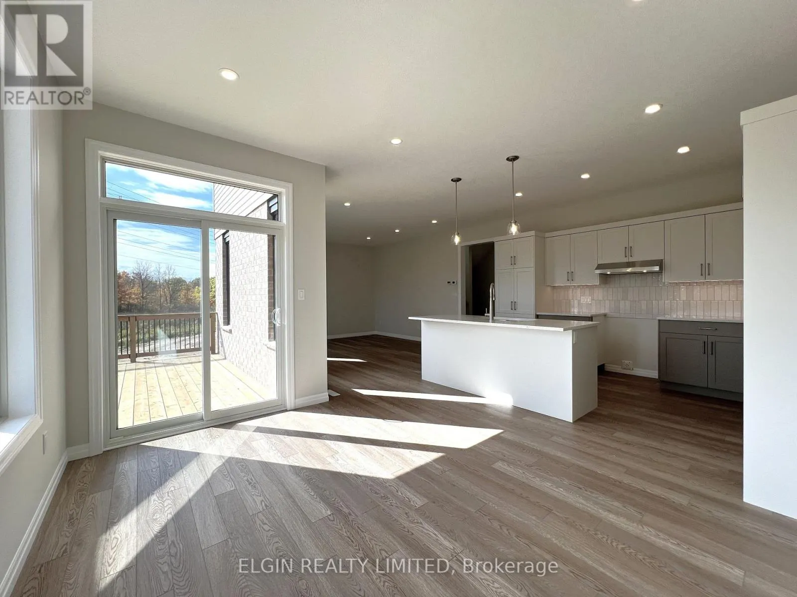 8 HORIZON COURT