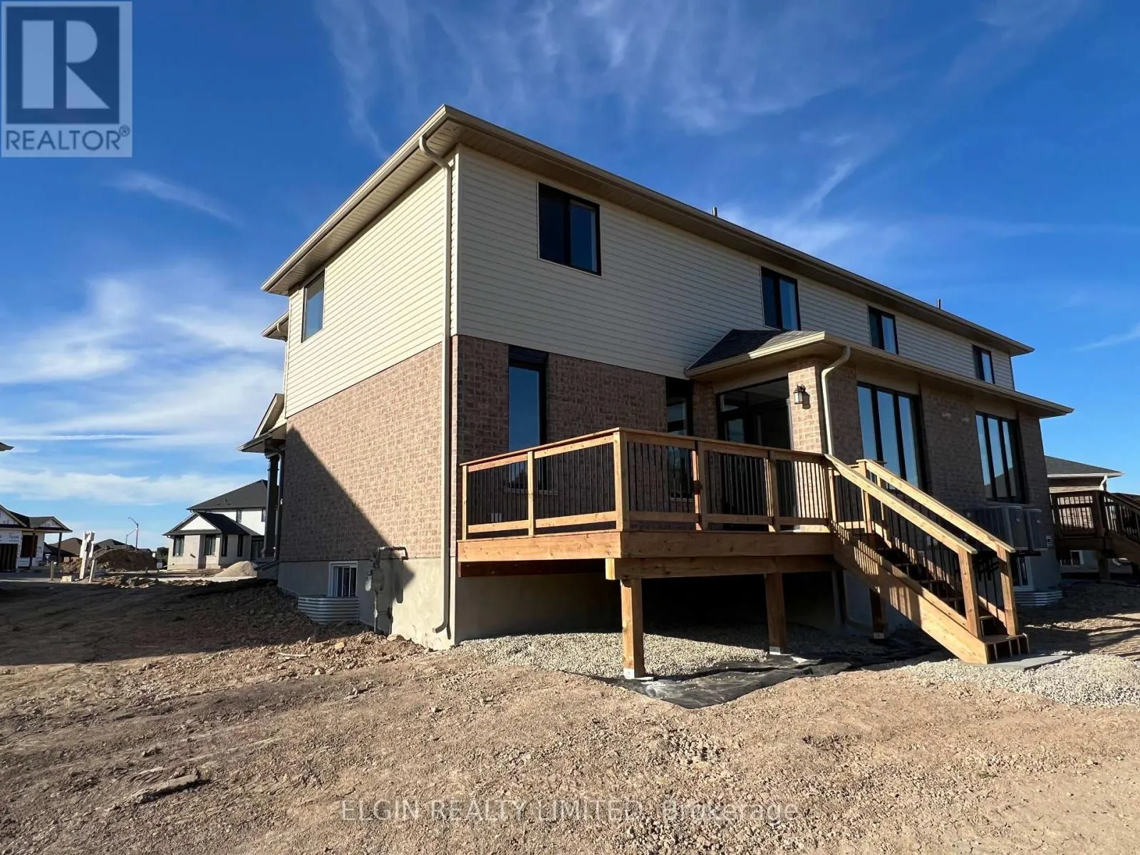 8 HORIZON COURT