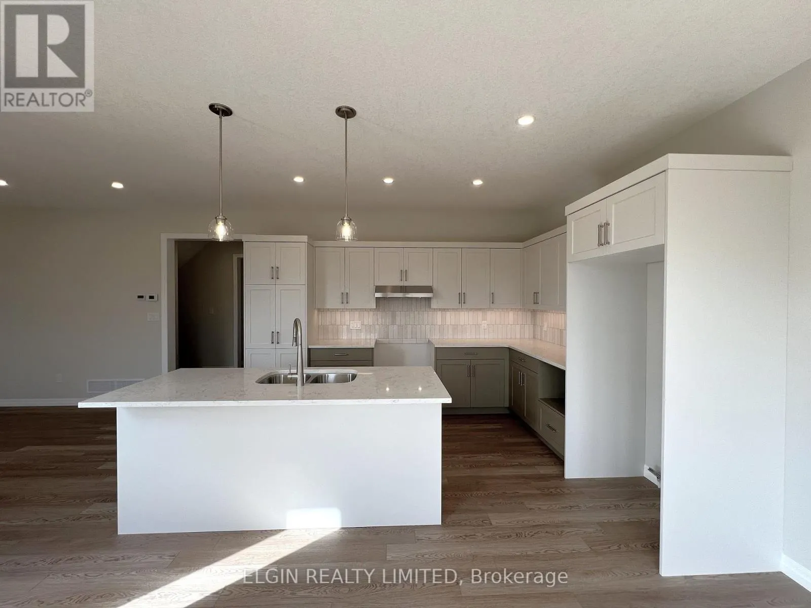 8 HORIZON COURT