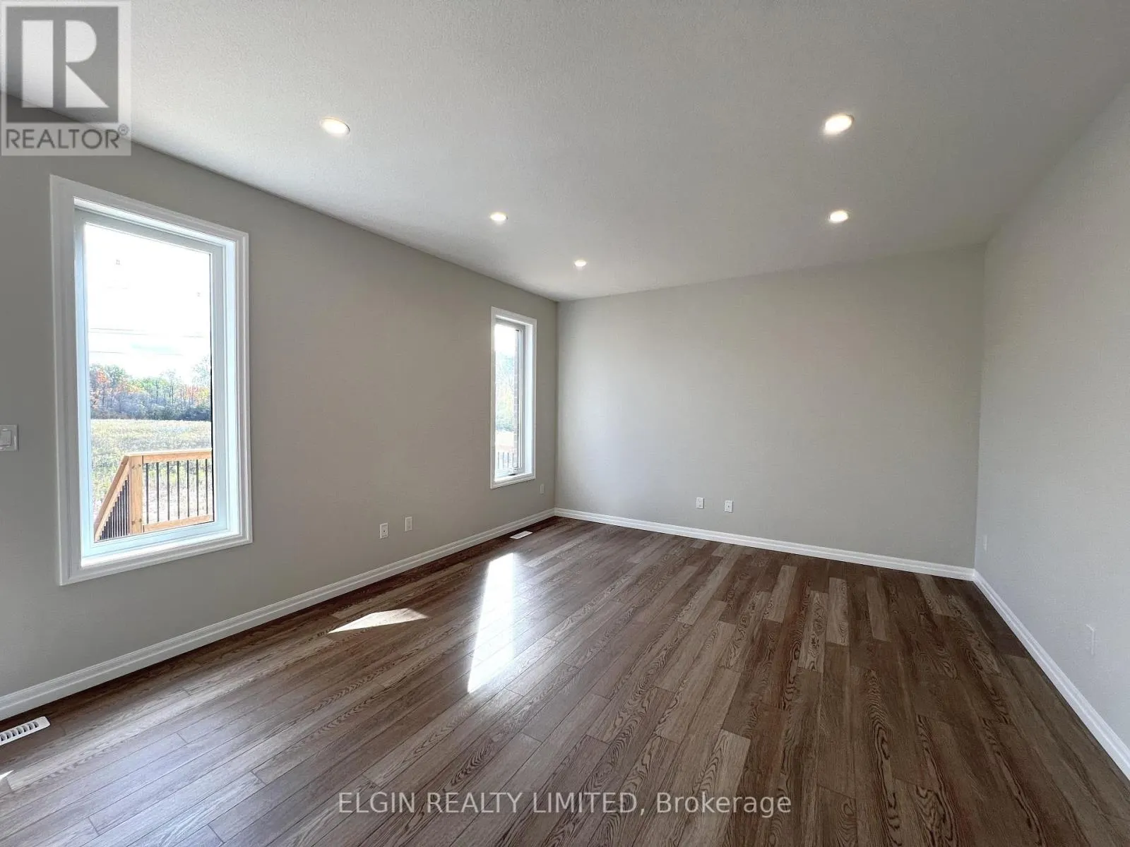 8 HORIZON COURT