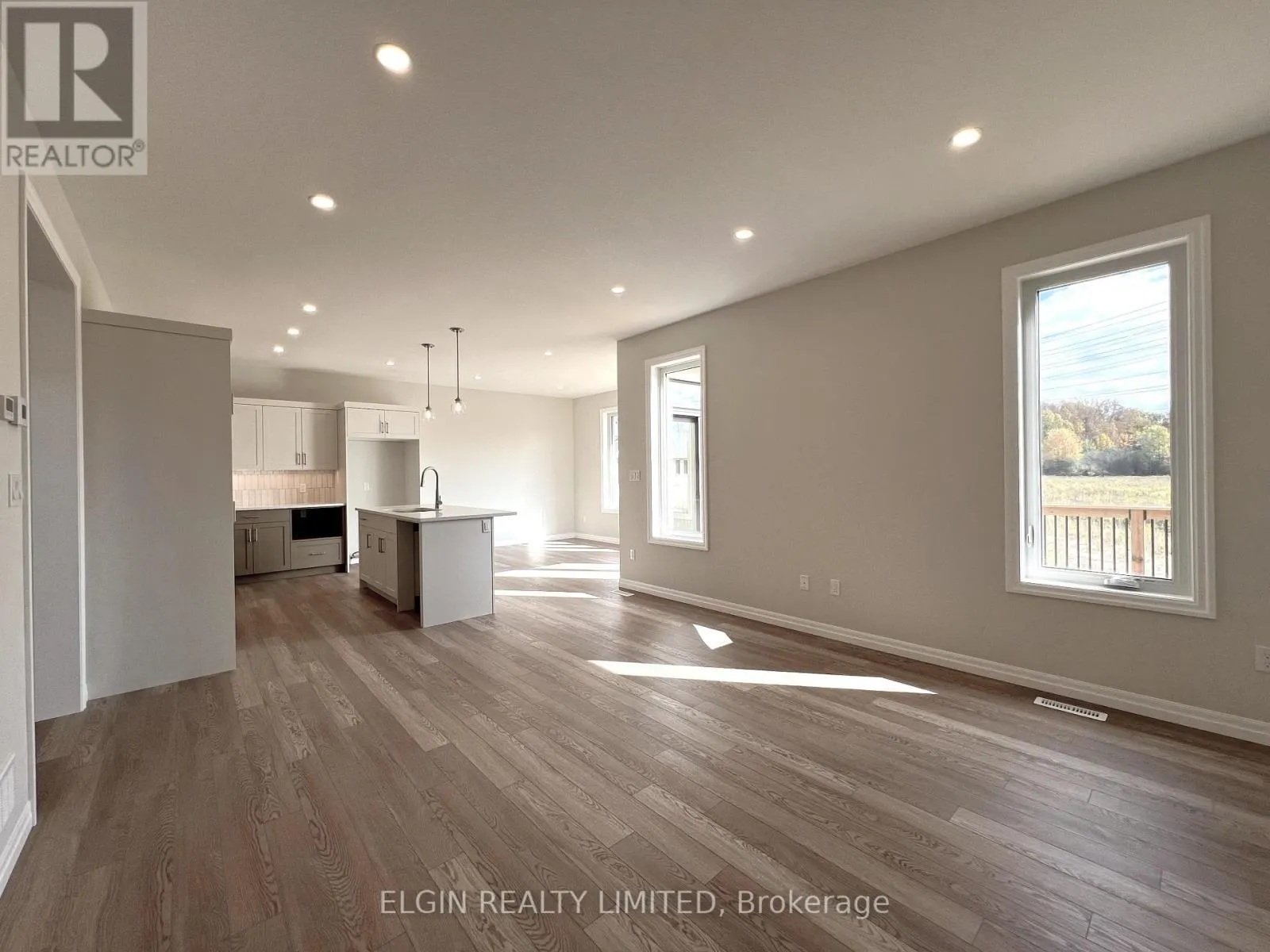8 HORIZON COURT