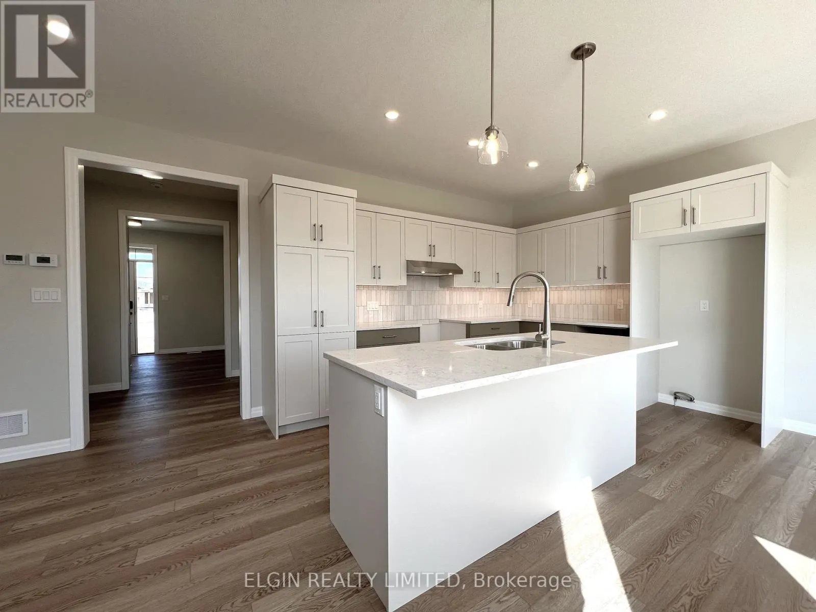 8 HORIZON COURT