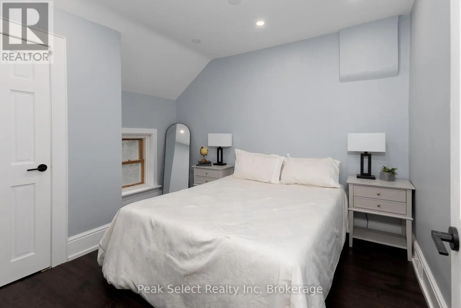 382 QUEEN STREET E