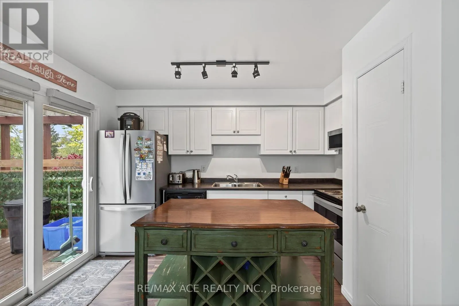 841 DEVERON CRESCENT