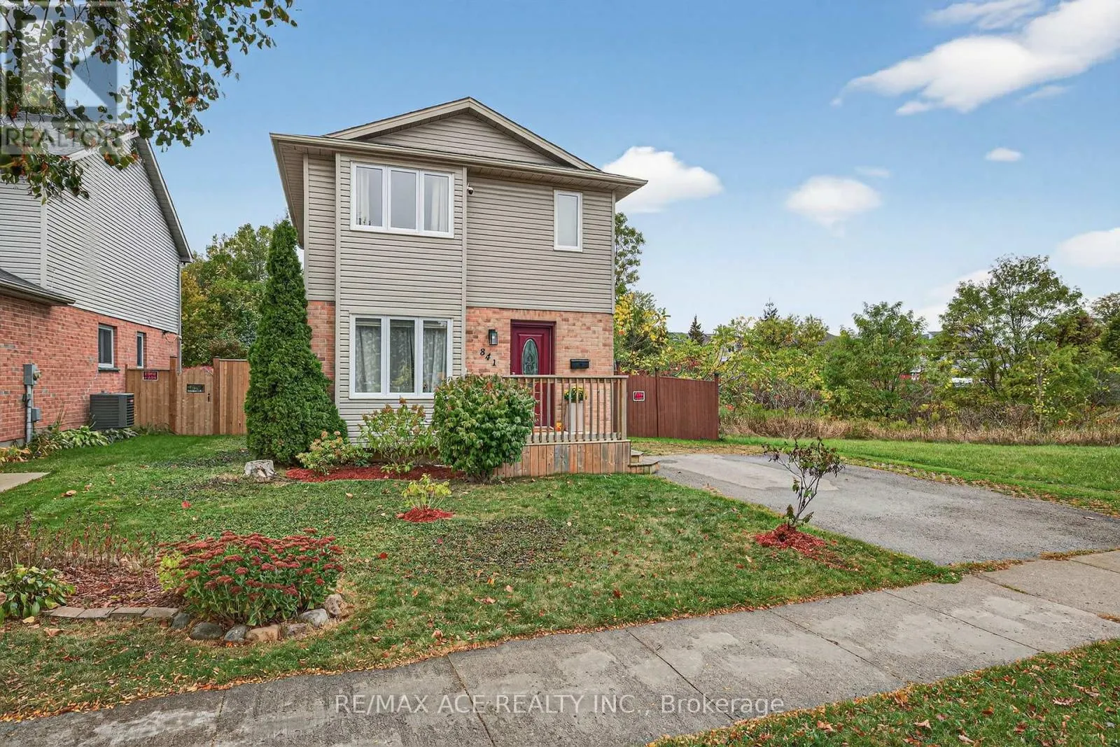 841 DEVERON CRESCENT