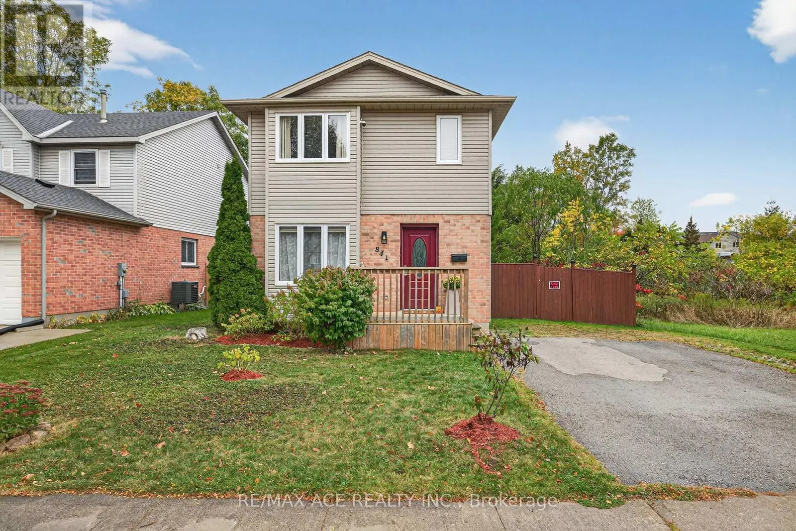 841 DEVERON CRESCENT