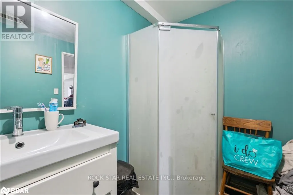 32 HEMLOCK STREET