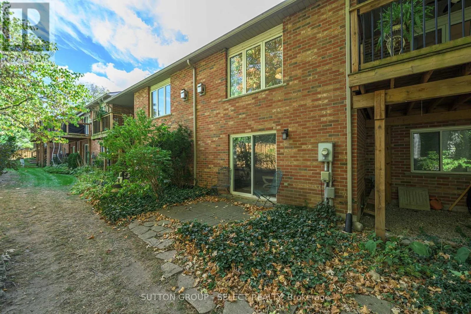 11 - 1337 COMMISSIONERS ROAD W, #11