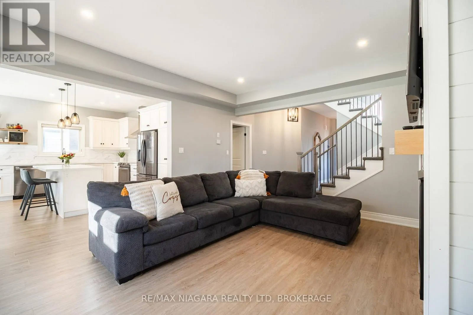 6 MYRTLE STREET N