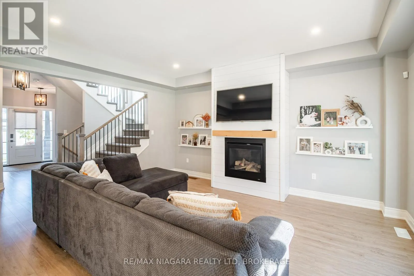 6 MYRTLE STREET N