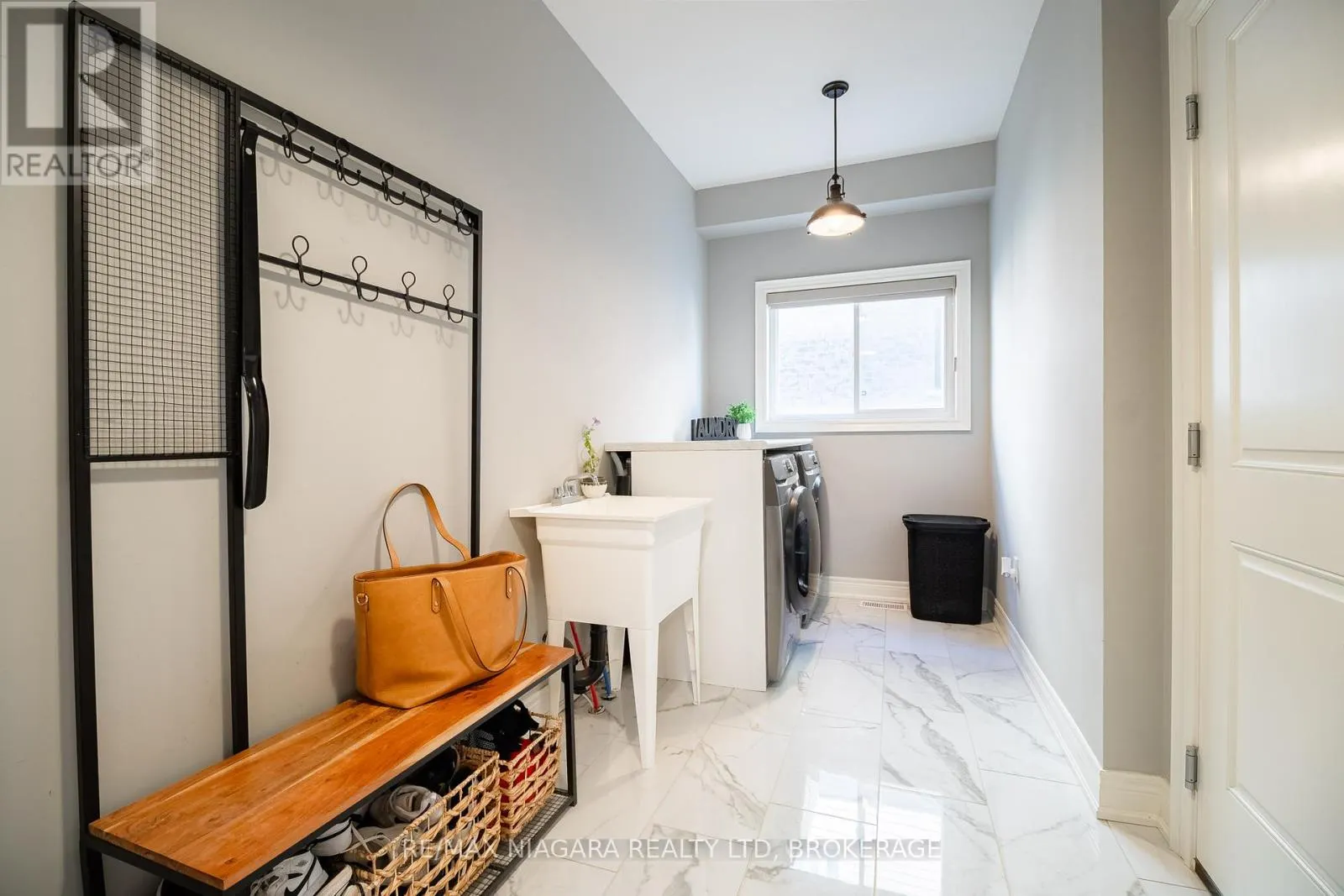 6 MYRTLE STREET N