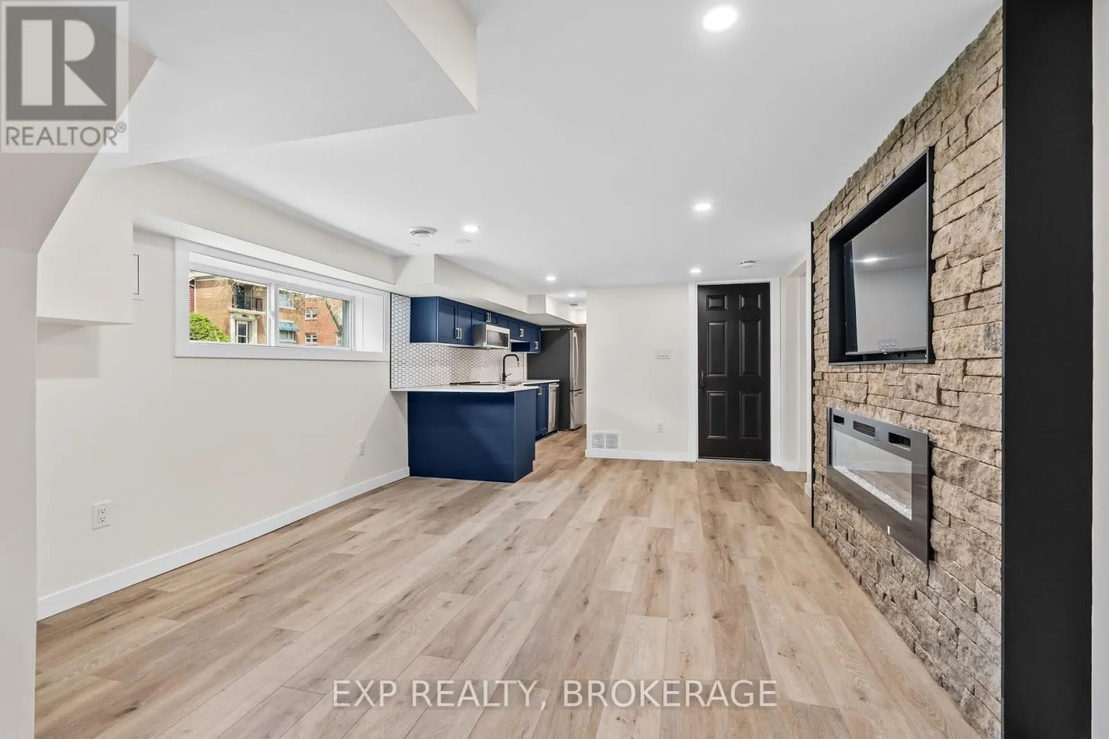 3 - 493 COLLEGE STREET, #3