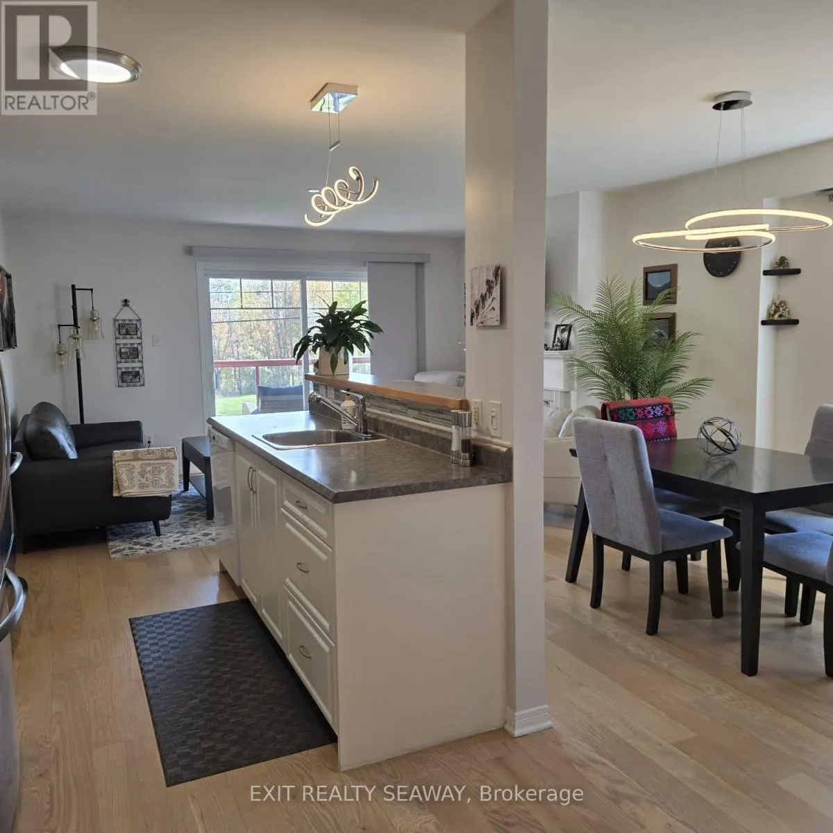 201 - 341 WATER STREET W