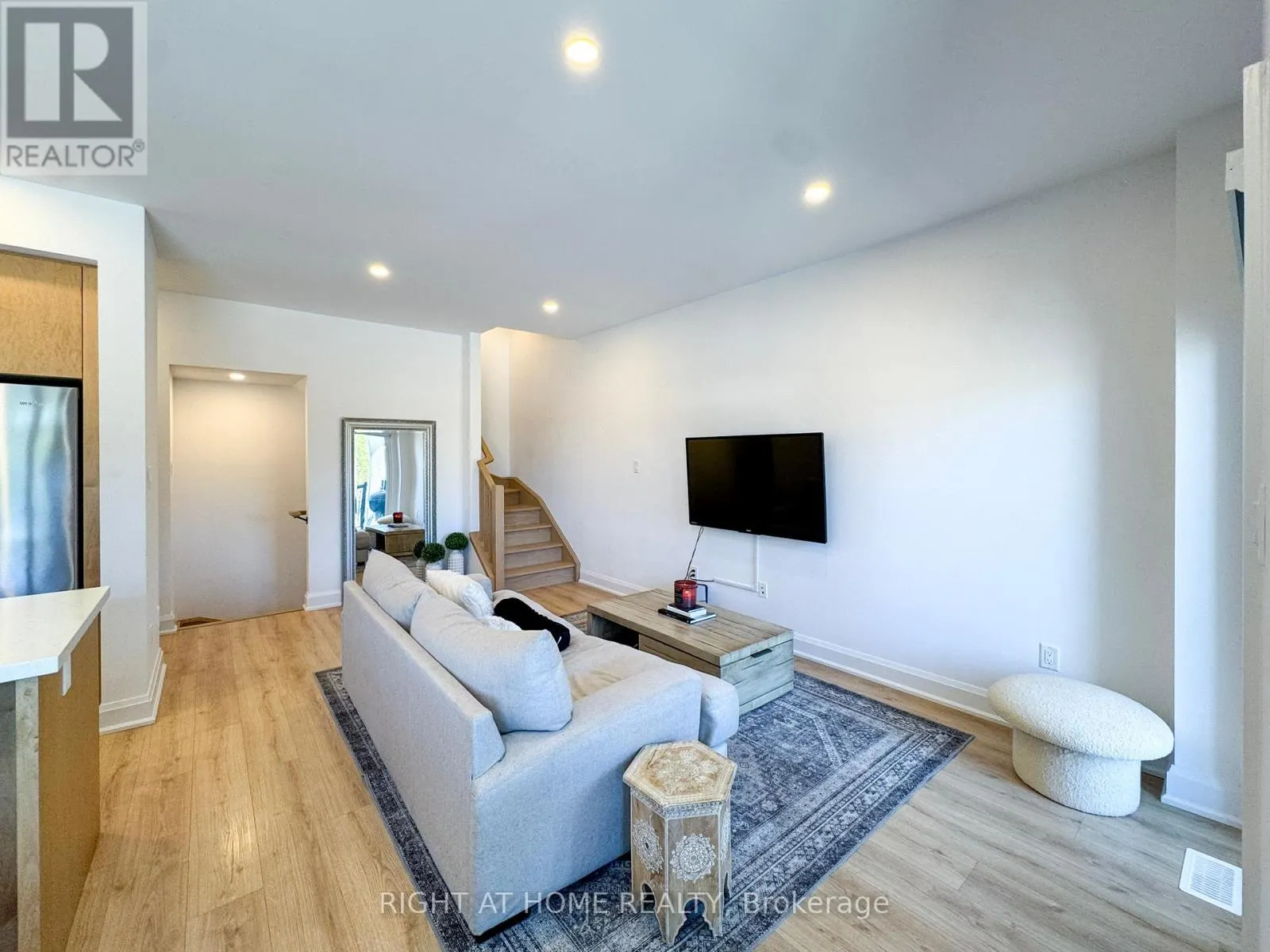 23 - 292 VINE STREET