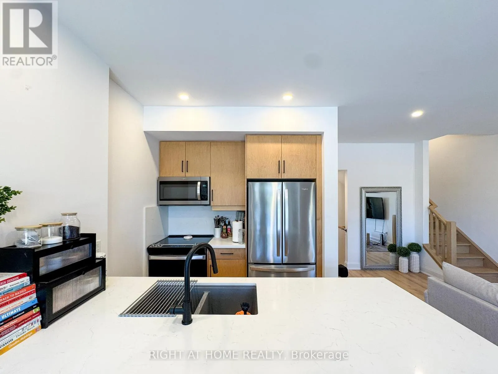 23 - 292 VINE STREET