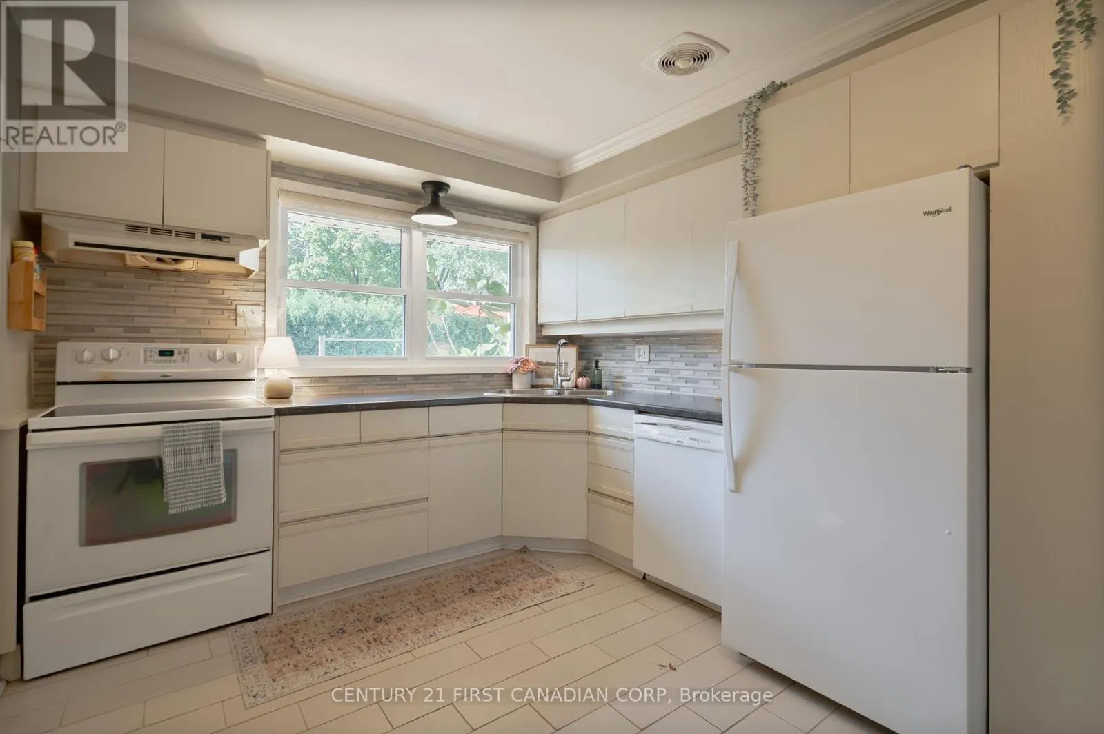 86 MCLEOD CRESCENT