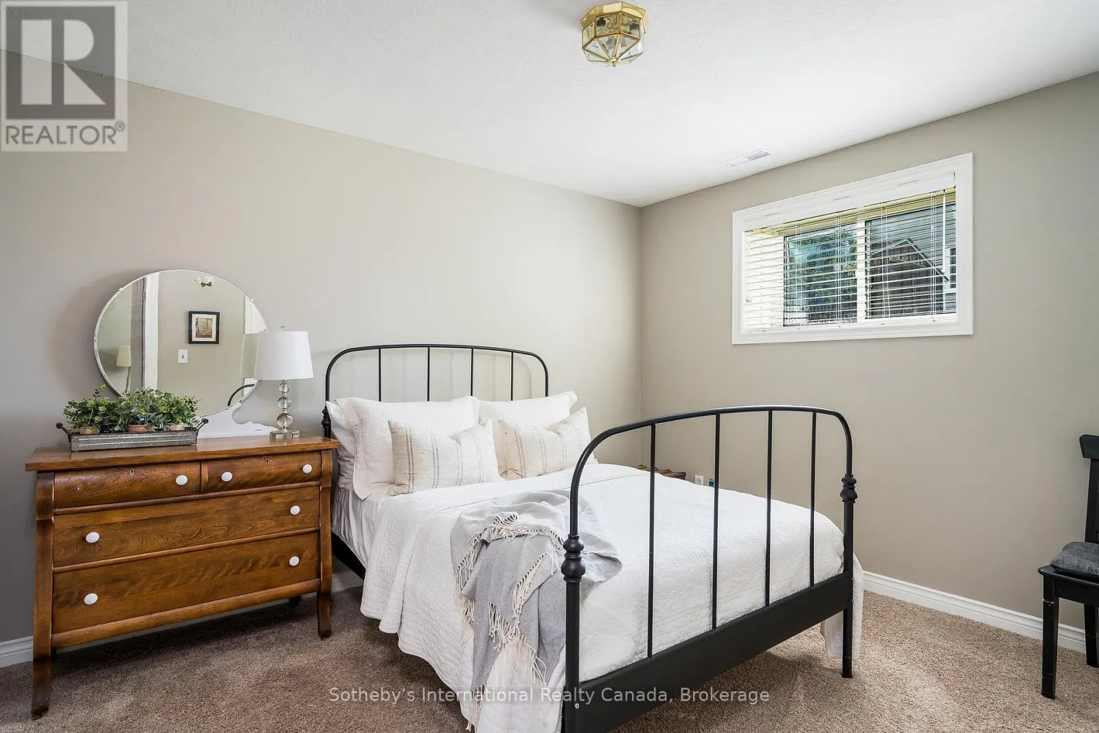 26 COUNTRY CRESCENT