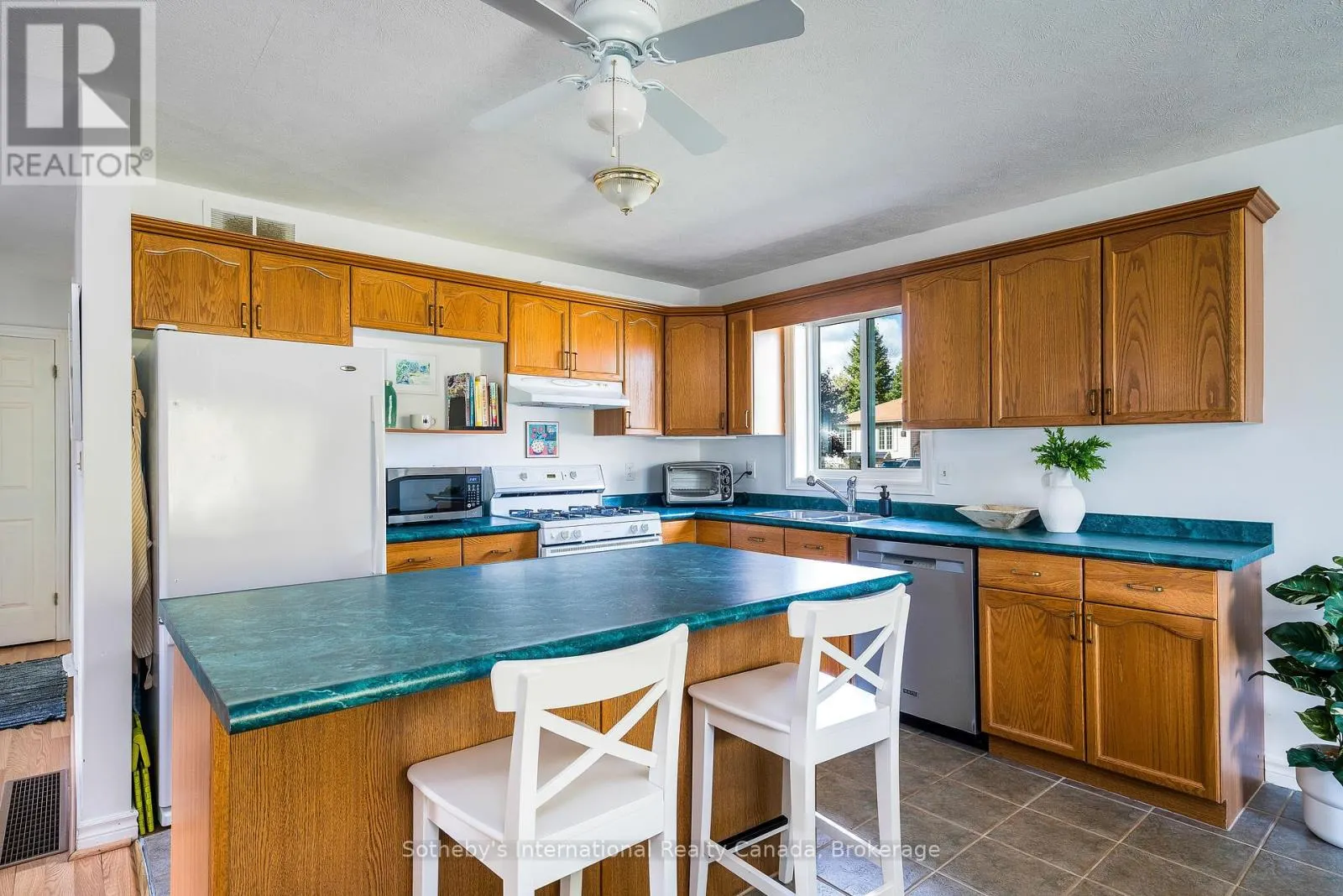 26 COUNTRY CRESCENT