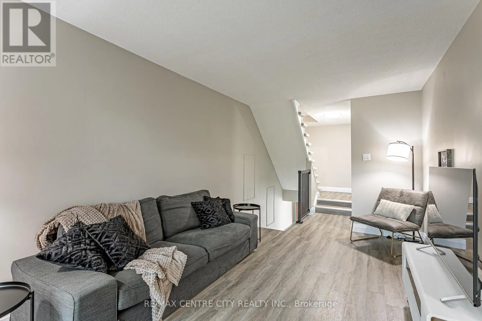 42 - 900 POND VIEW ROAD, #42