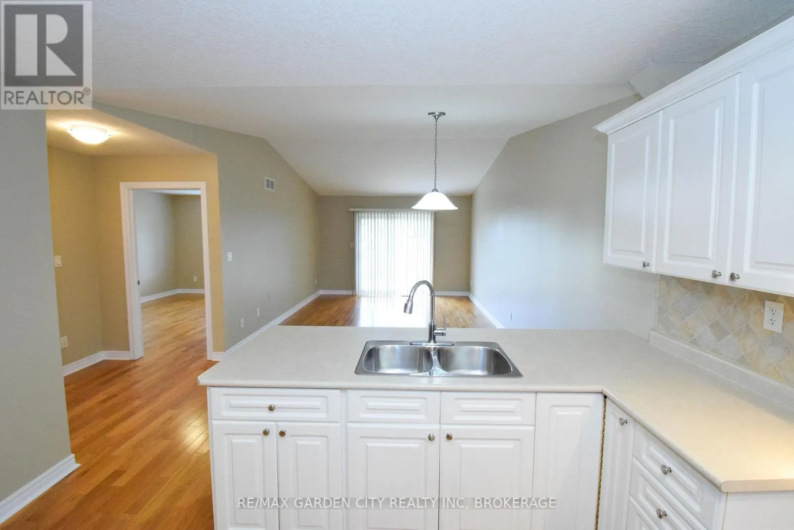11 - 162 FIRST STREET, #11