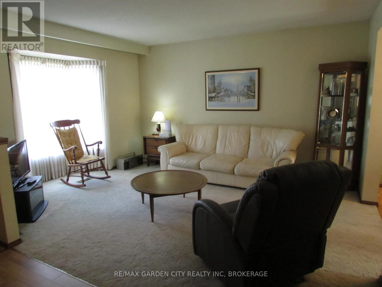 32 GREYSTONE CRESCENT