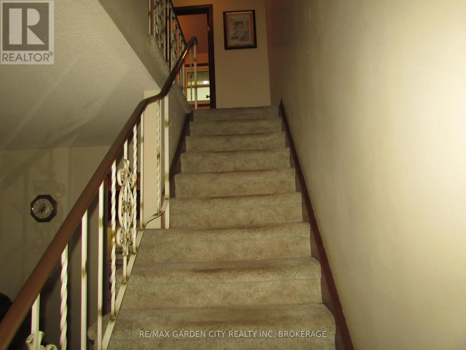 32 GREYSTONE CRESCENT
