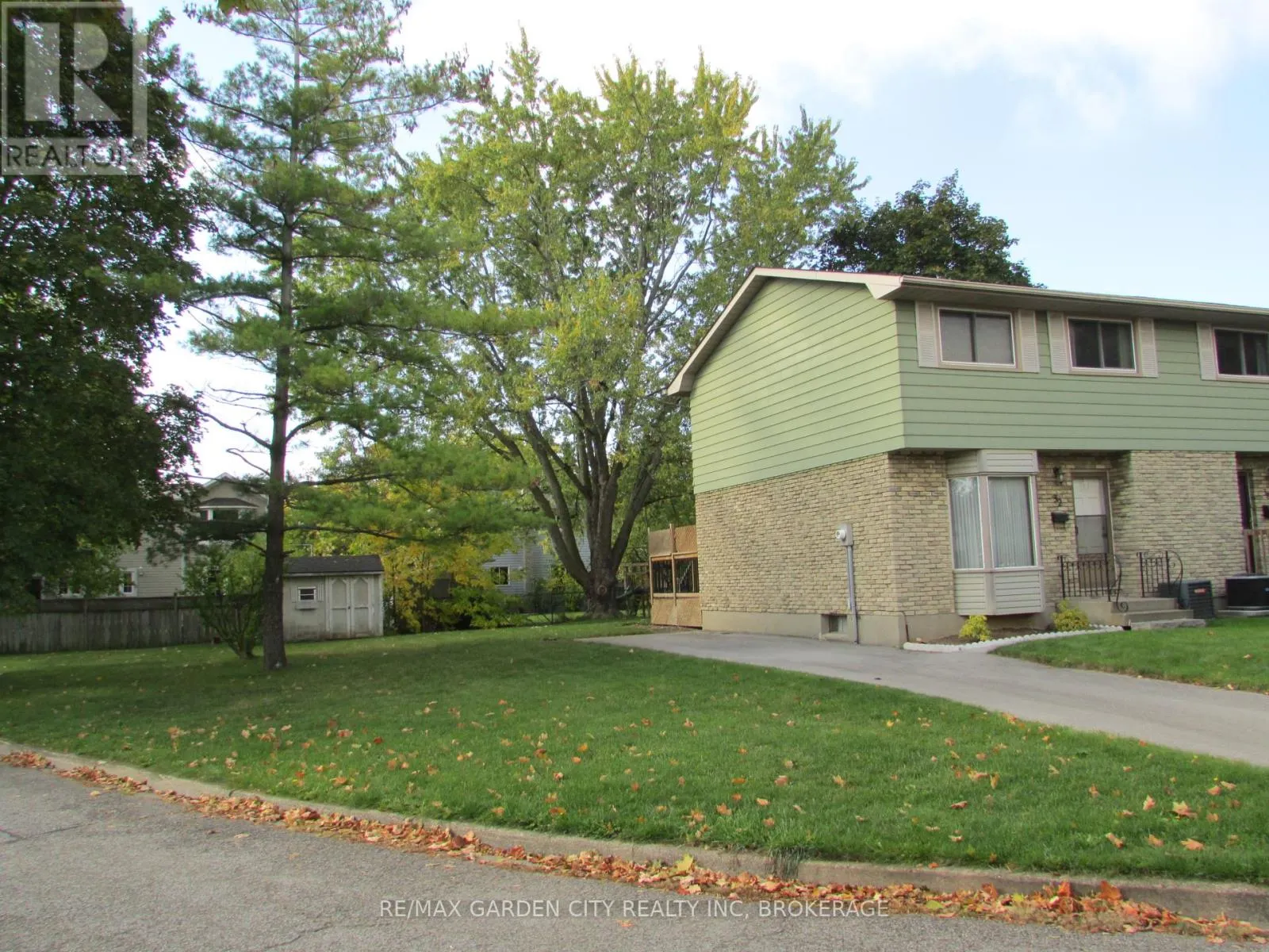 32 GREYSTONE CRESCENT