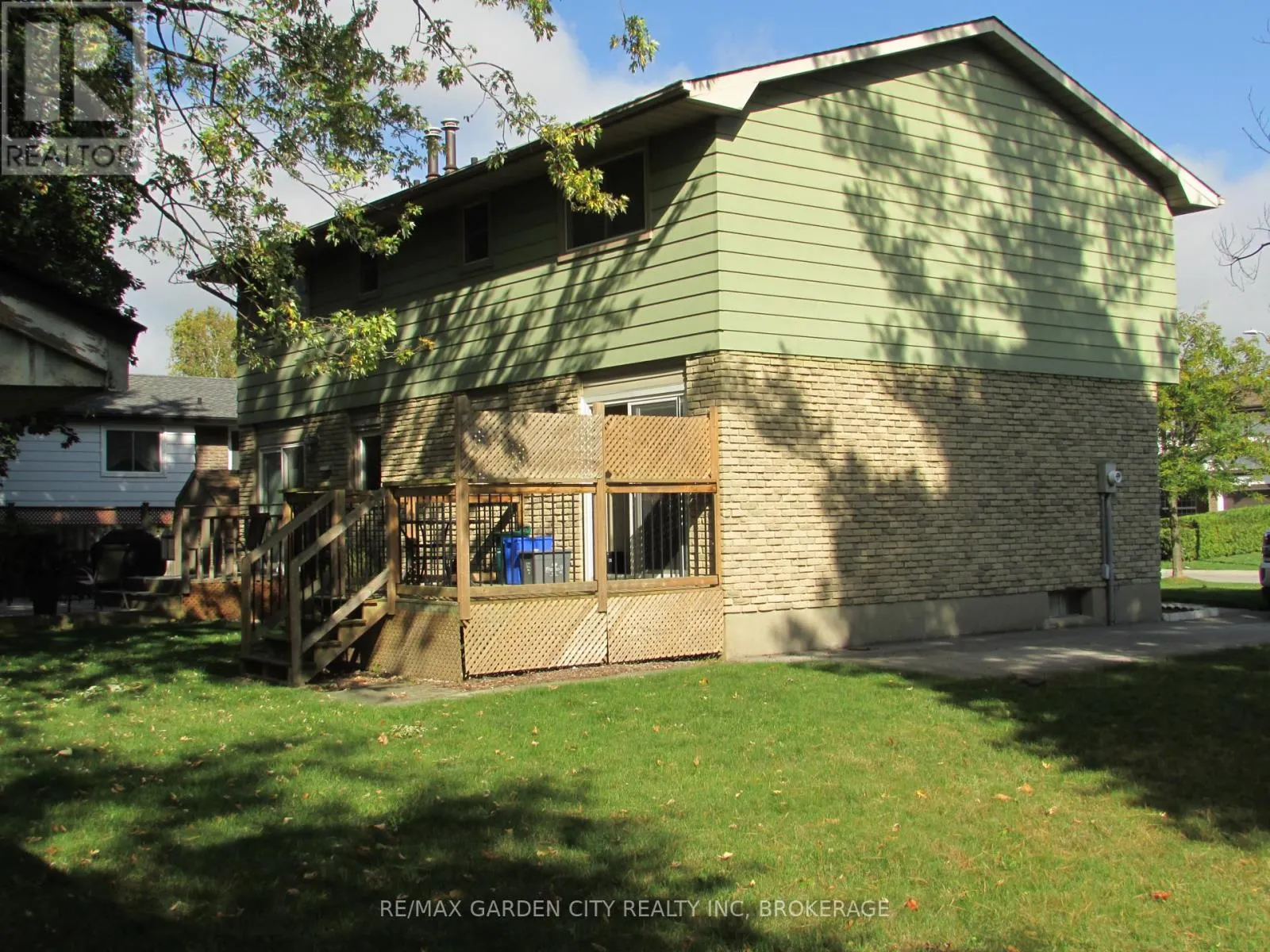 32 GREYSTONE CRESCENT
