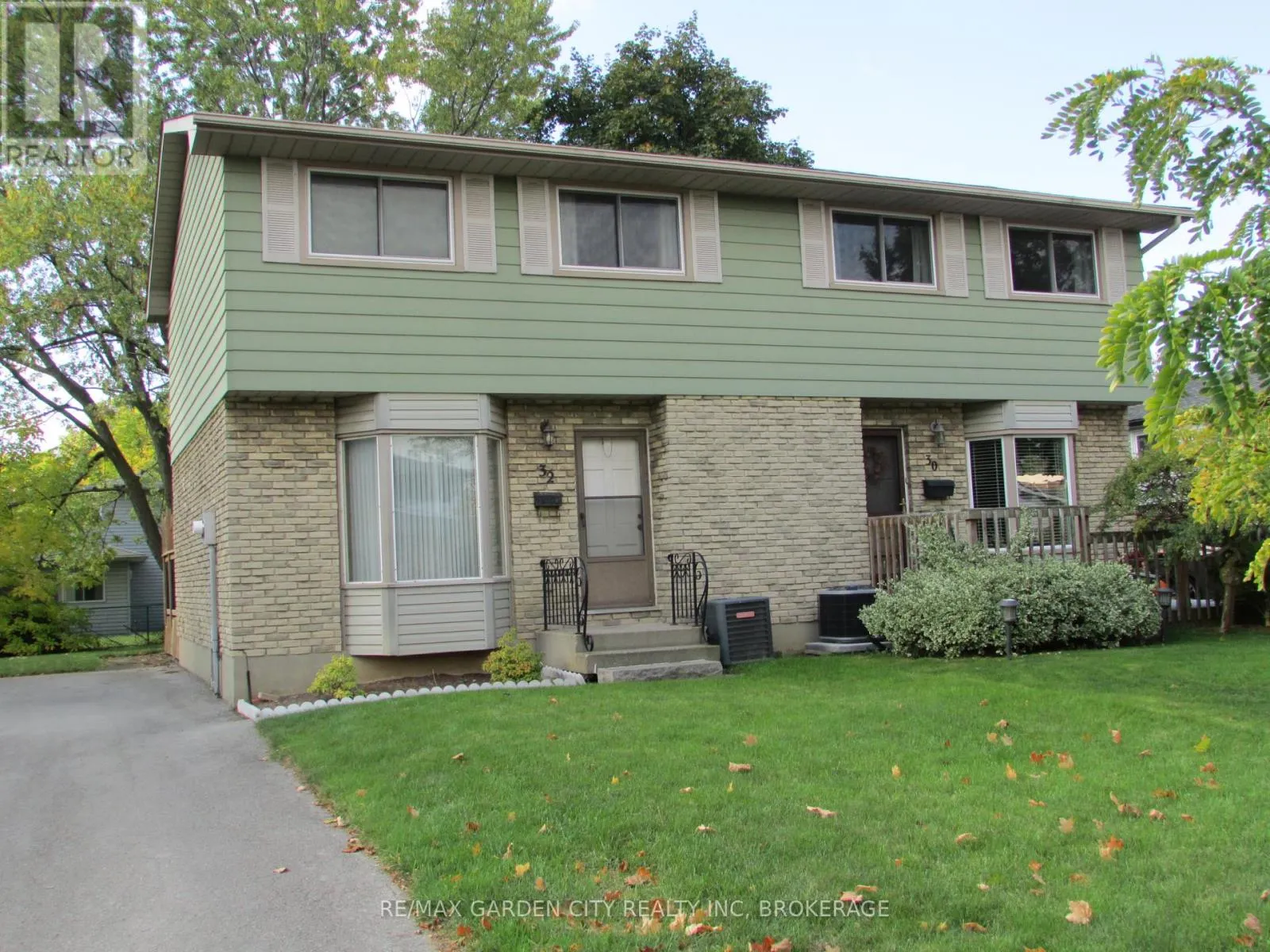 32 GREYSTONE CRESCENT