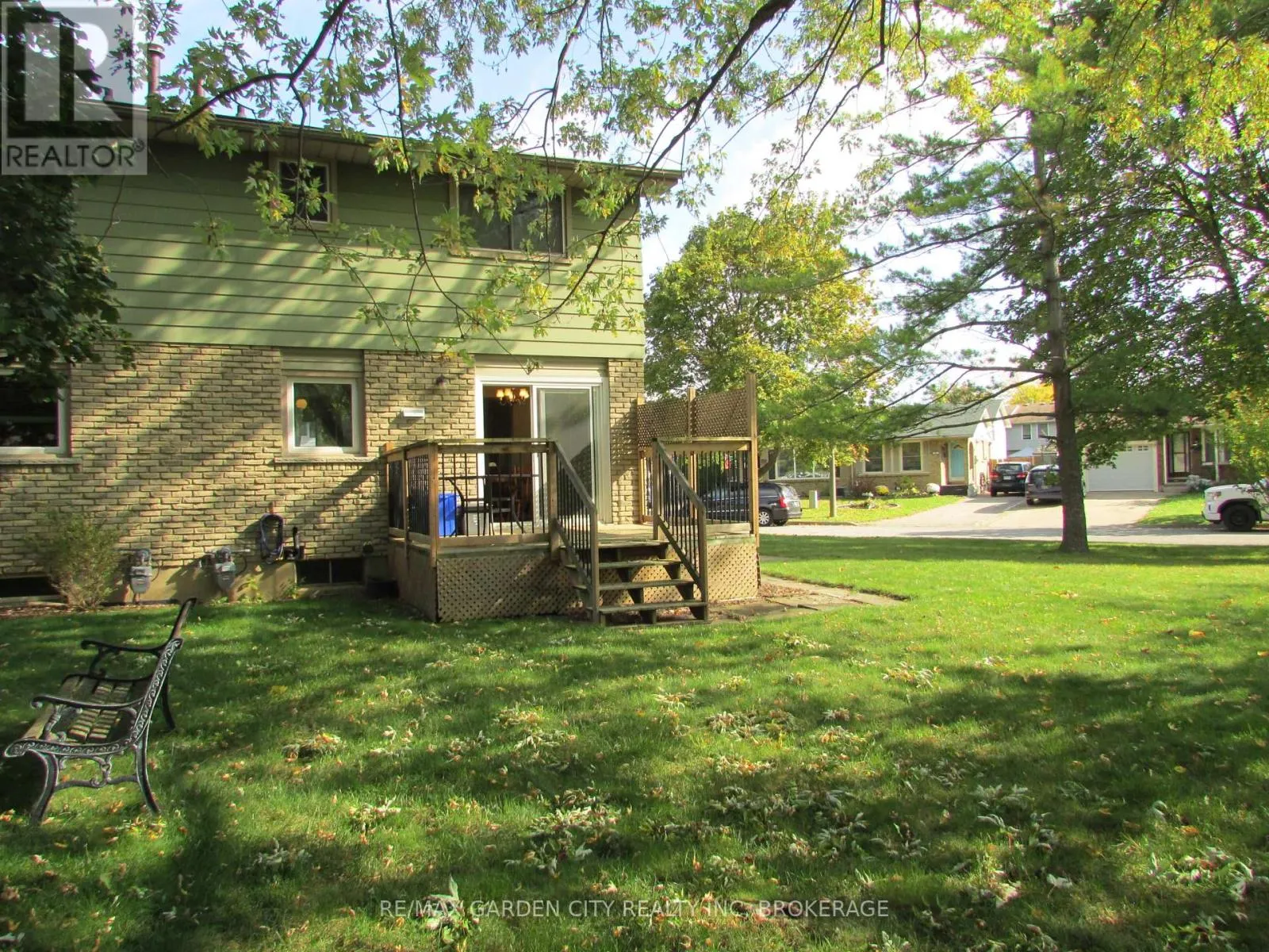 32 GREYSTONE CRESCENT
