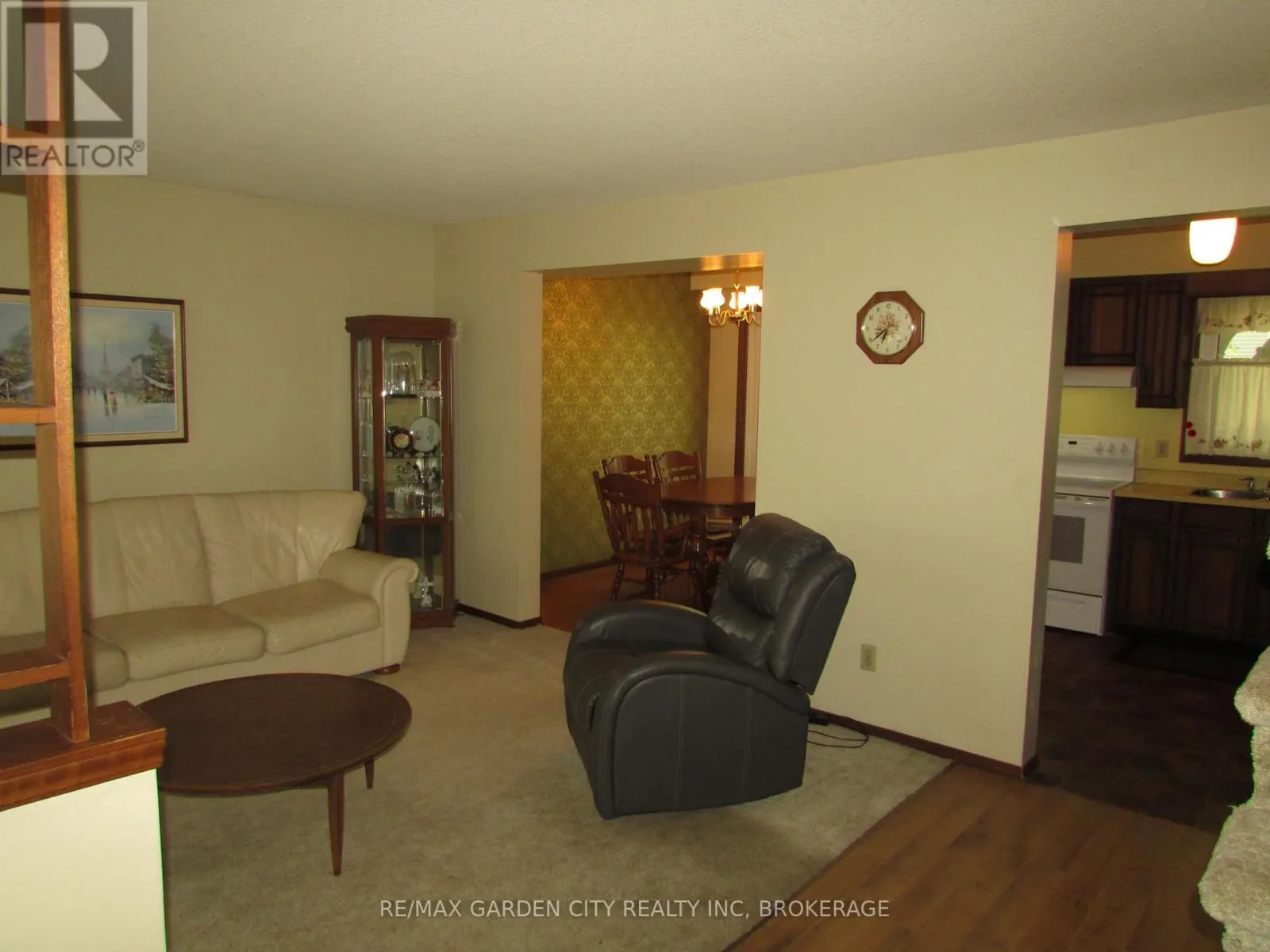 32 GREYSTONE CRESCENT