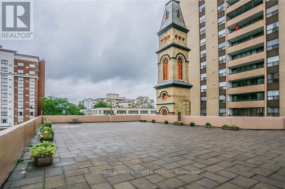604 - 389 DUNDAS STREET, #604