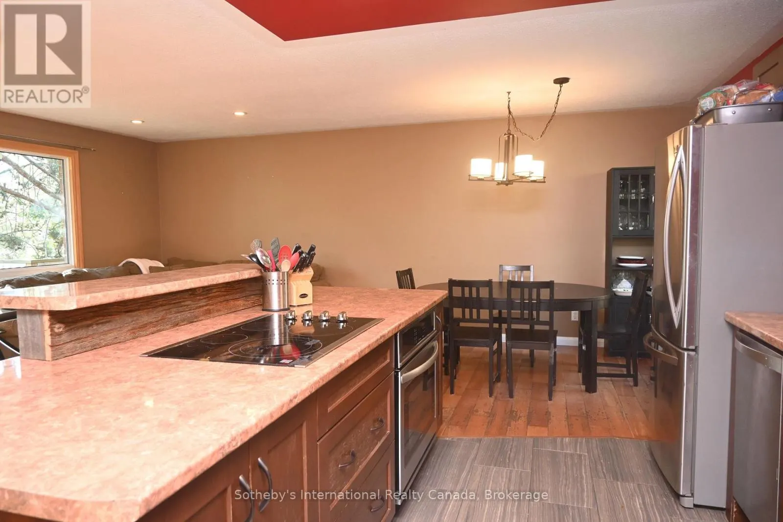 6 PLEASANTVIEW DRIVE