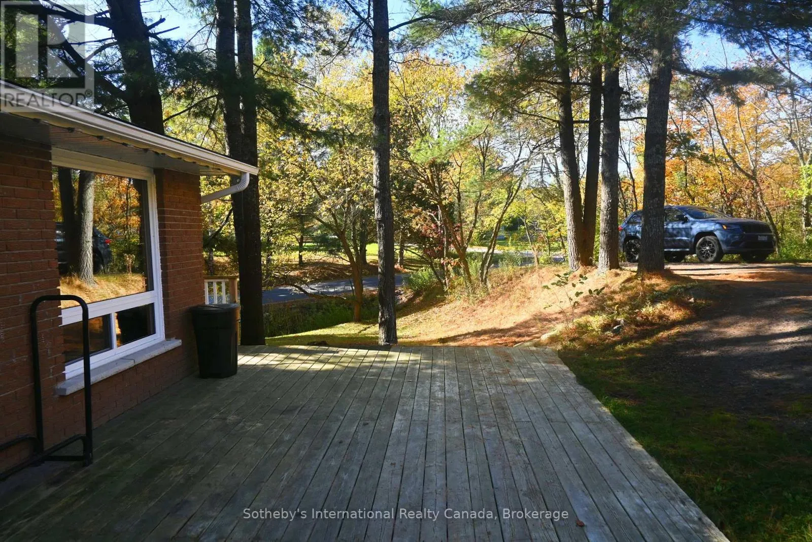 6 PLEASANTVIEW DRIVE